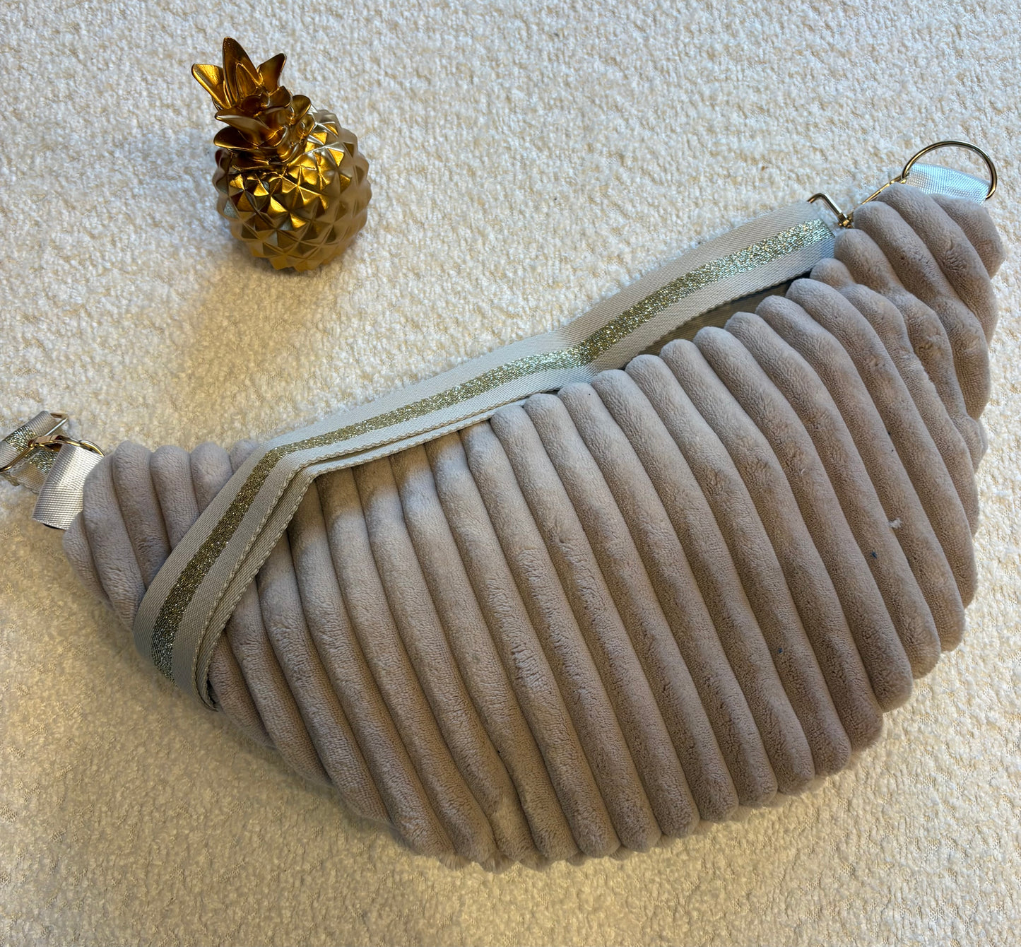 Sac banane XXL velour côtelé (trés large côte) beige sangle beige/dorée