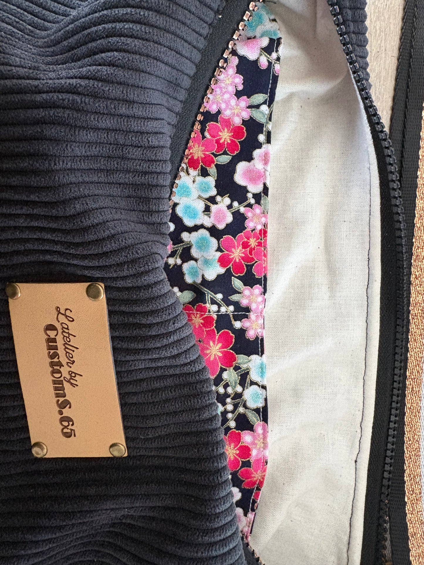 Sac demi-lune velour côtelé noir sangle noire/dorée