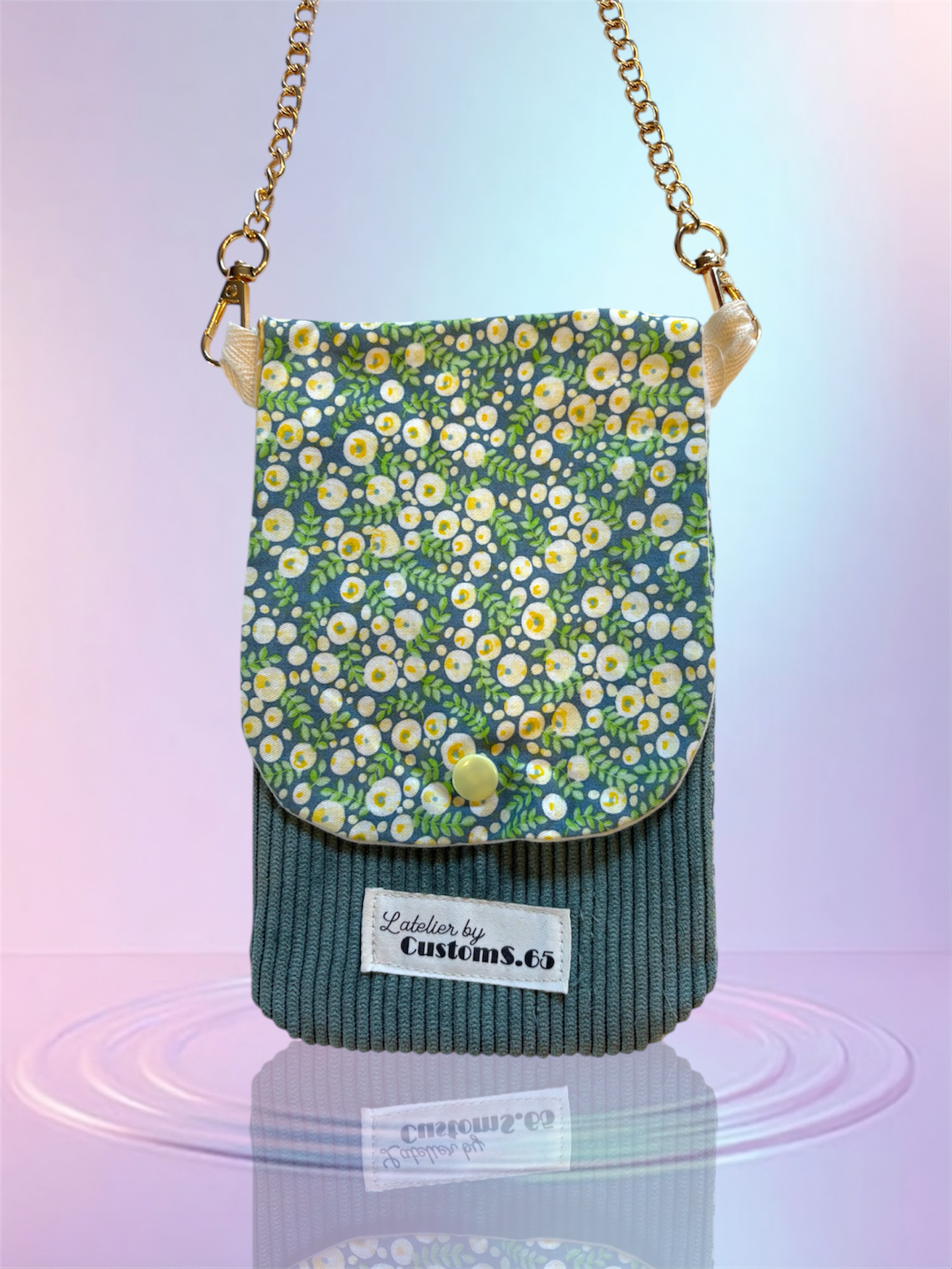 Pochette téléphone rabat fleuri vert intérieur velour côtelé vert sangle métal doré