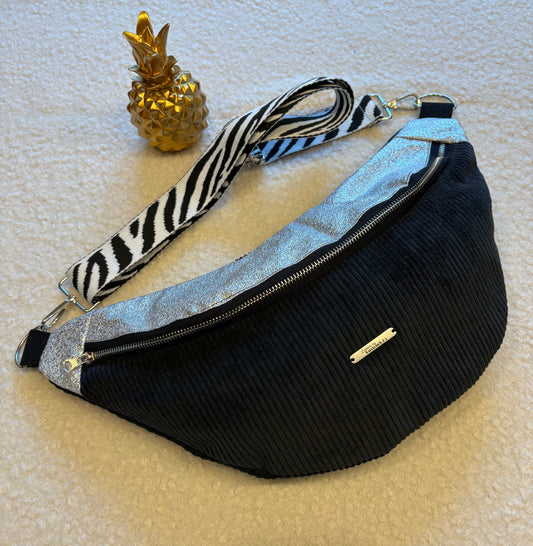 Sac banane XXL velour côtelé (fine côte) noir capot simili cuir argenté sangle zébrée