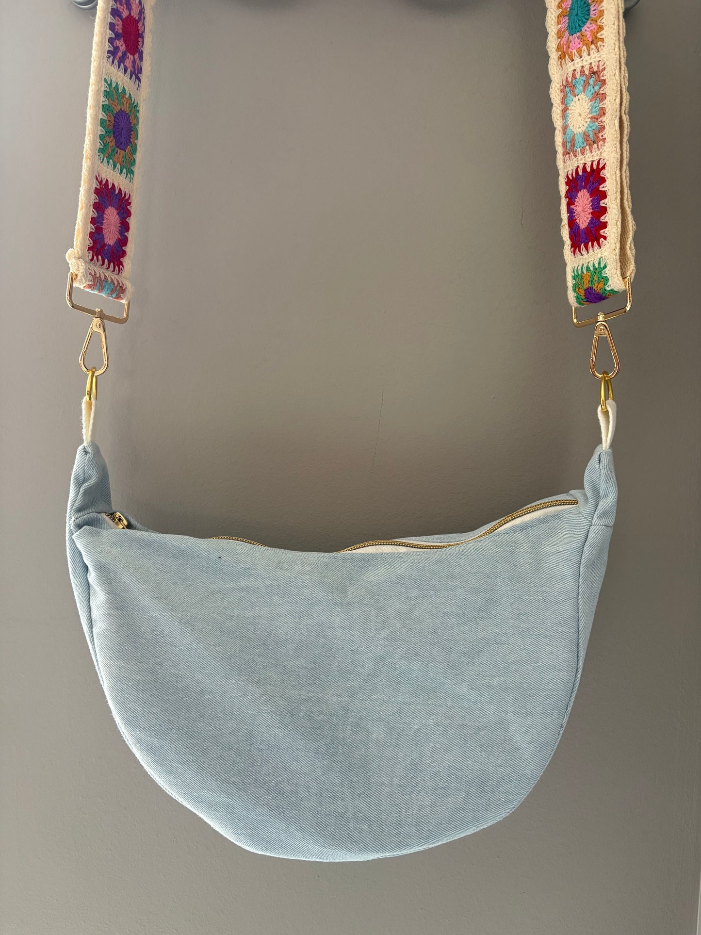 Sac demi-lune jean clair sangle crochet blanche fleurie