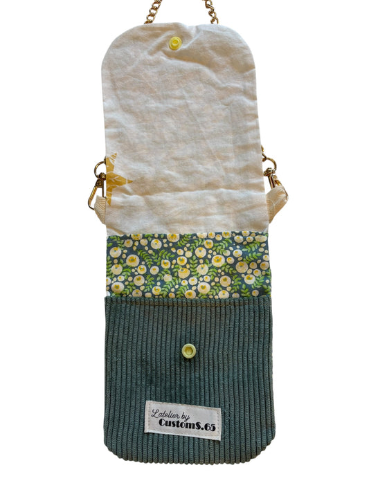 Pochette téléphone rabat fleuri vert intérieur velour côtelé vert sangle métal doré