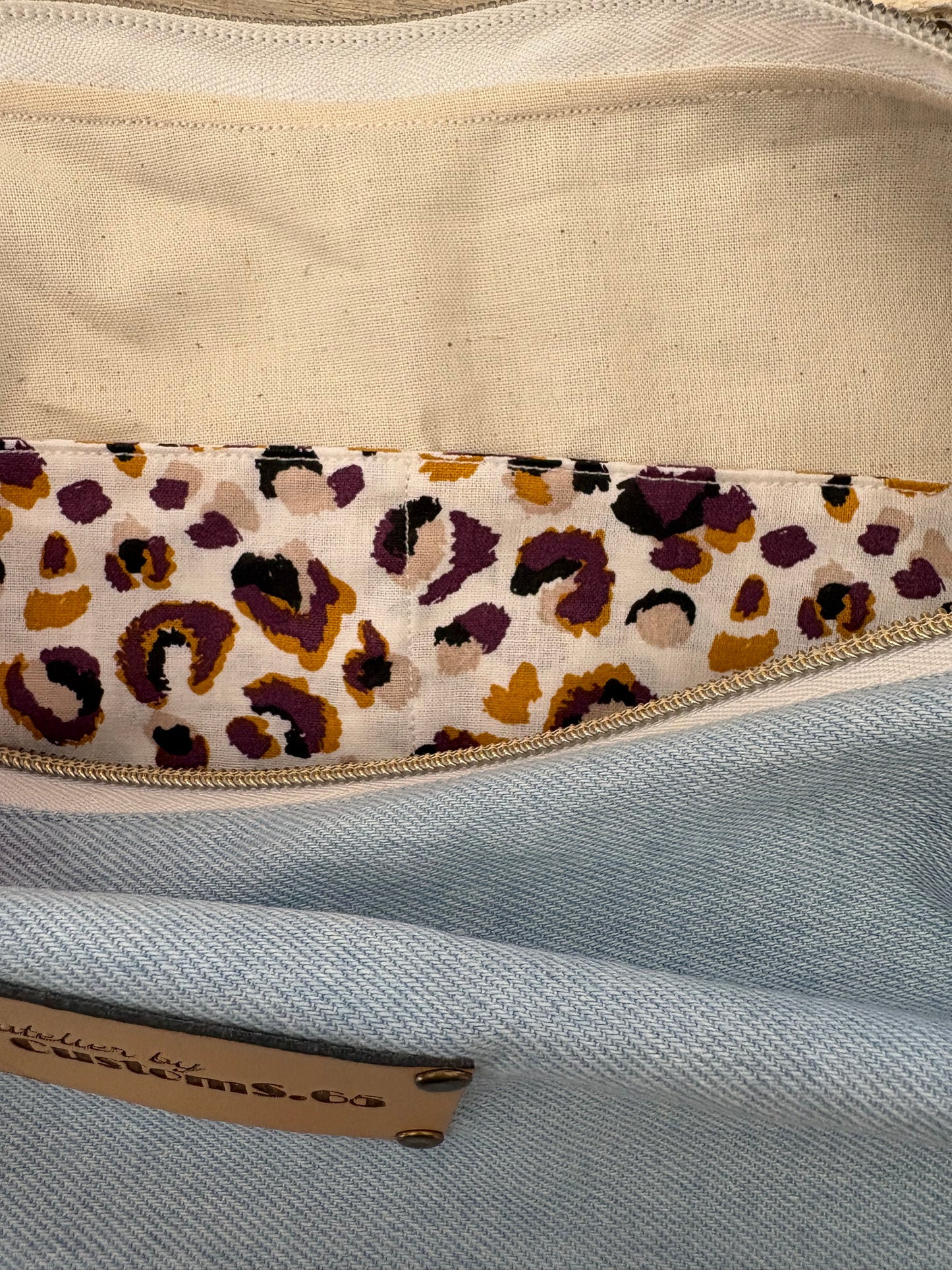 Sac demi-lune jean clair sangle crochet blanche fleurie