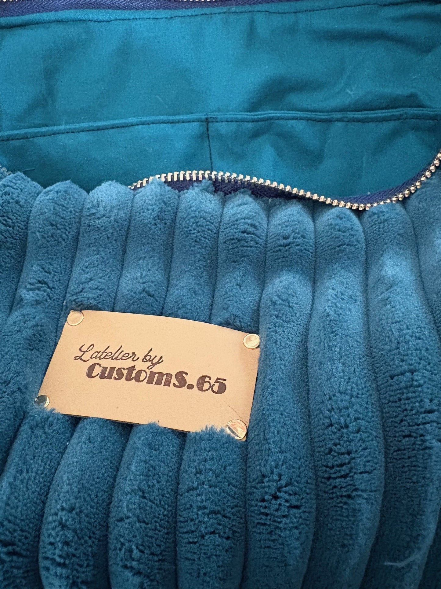 Sac demi-lune bleu canard sangle fleurie bleu/rose