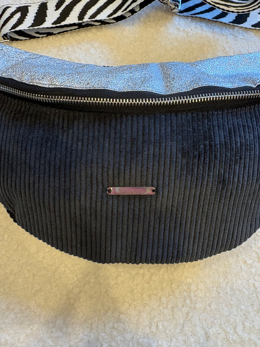 Sac banane XXL velour côtelé (fine côte) noir capot simili cuir argenté sangle zébrée