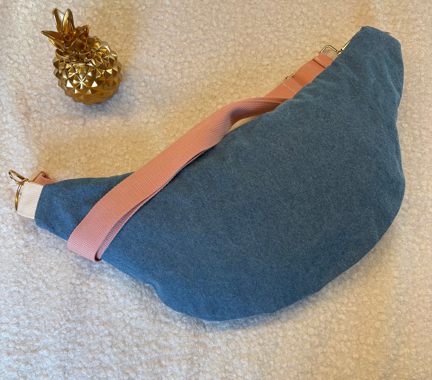 Sac banane XXL jean foncé capot rayé blanc rose pailleté sangle unie rose