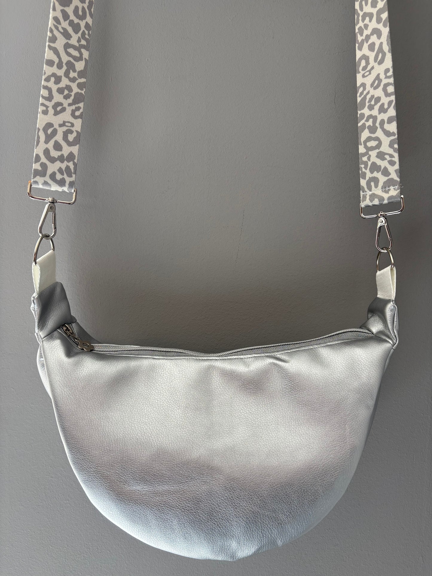 Sac demi-lune simili cuir argenté sangle léopard grise