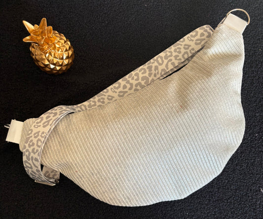 Sac banane fine côte argenté sangle léopard argentée