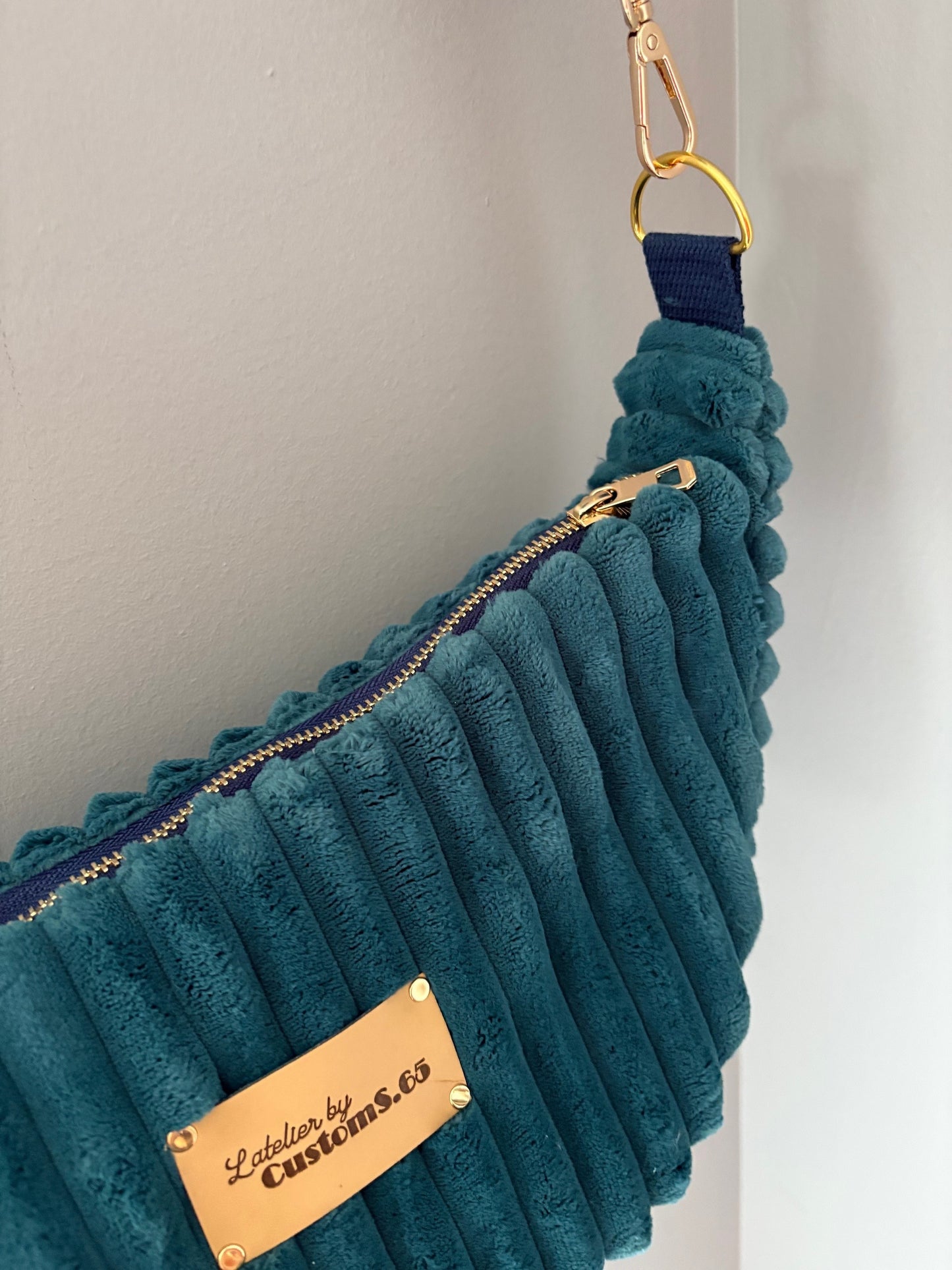 Sac demi-lune bleu canard sangle fleurie bleu/rose