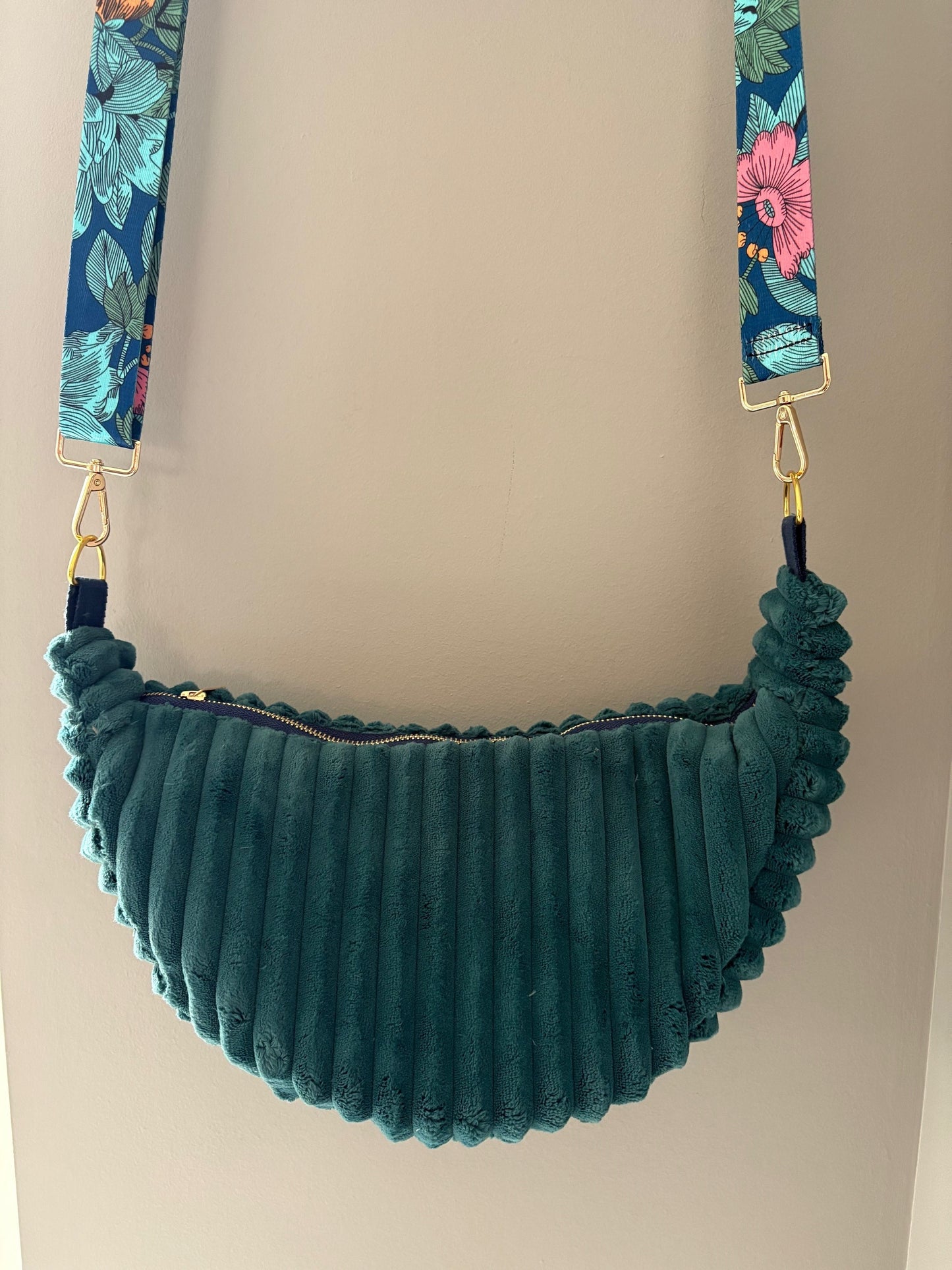 Sac demi-lune bleu canard sangle fleurie bleu/rose