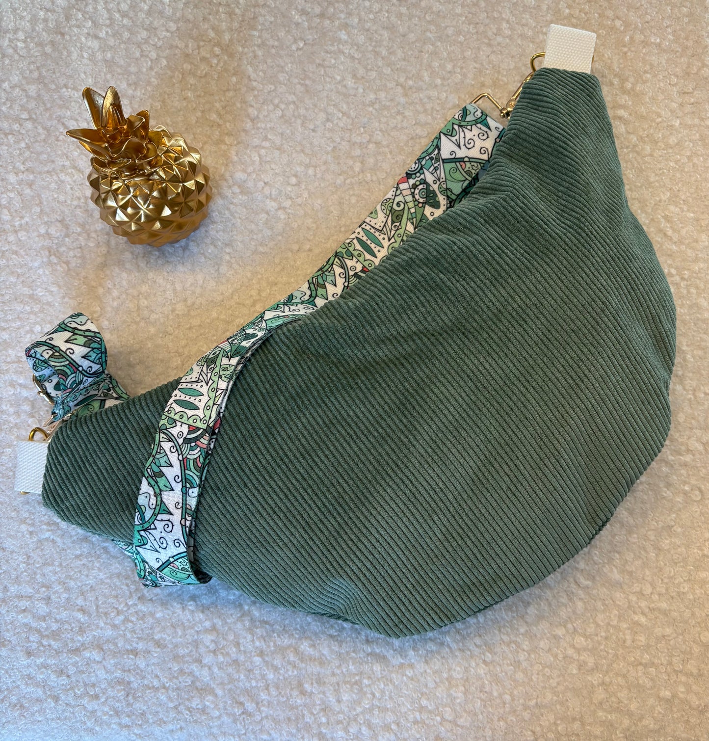 Sac banane XXL velour côtelé (fine côte) vert d'eau sangle verte/blanche