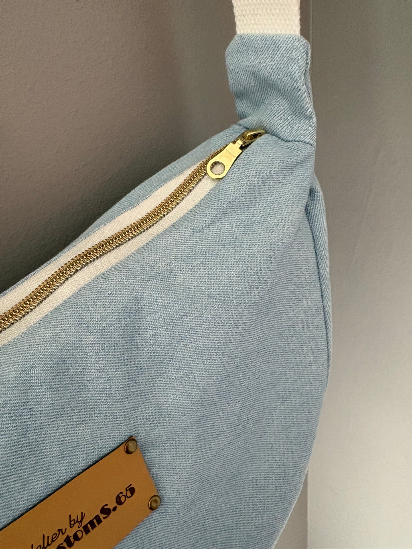 Sac demi-lune jean clair sangle crochet blanche fleurie