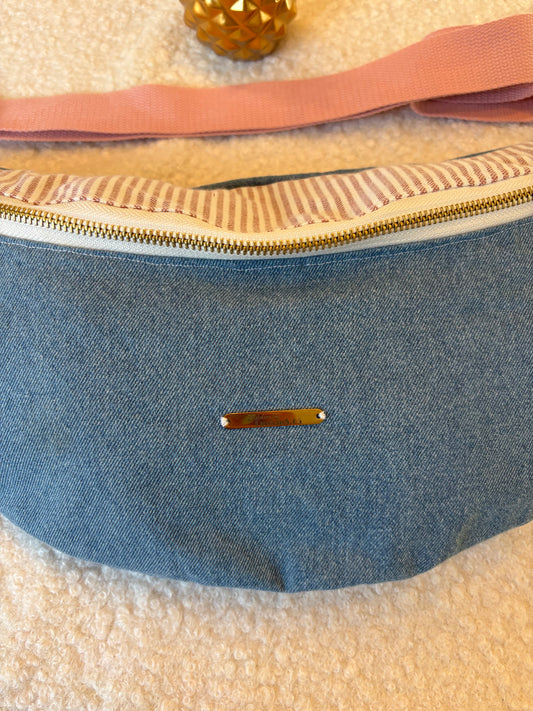Sac banane XXL jean foncé capot rayé blanc rose pailleté sangle unie rose
