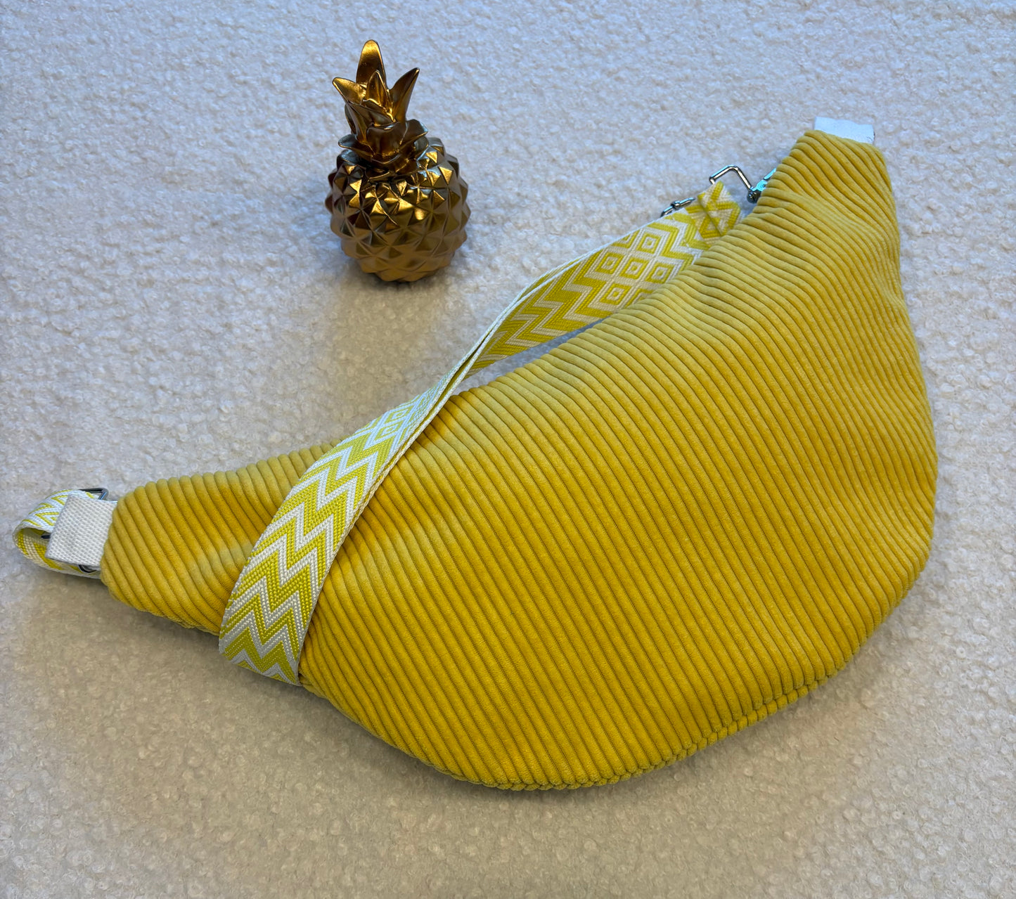 Sac banane XXL velour côtelé (fine côte) jaune sangle géométrique jaune/blanche