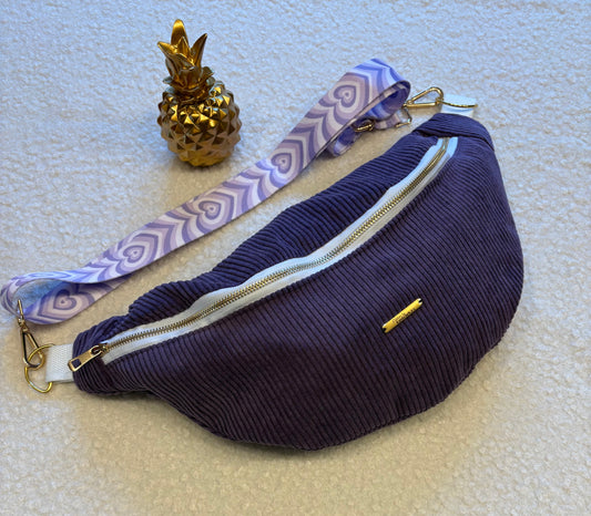Sac banane XXL velour côtelé (fine côte) violet sangle coeur violette/blanche