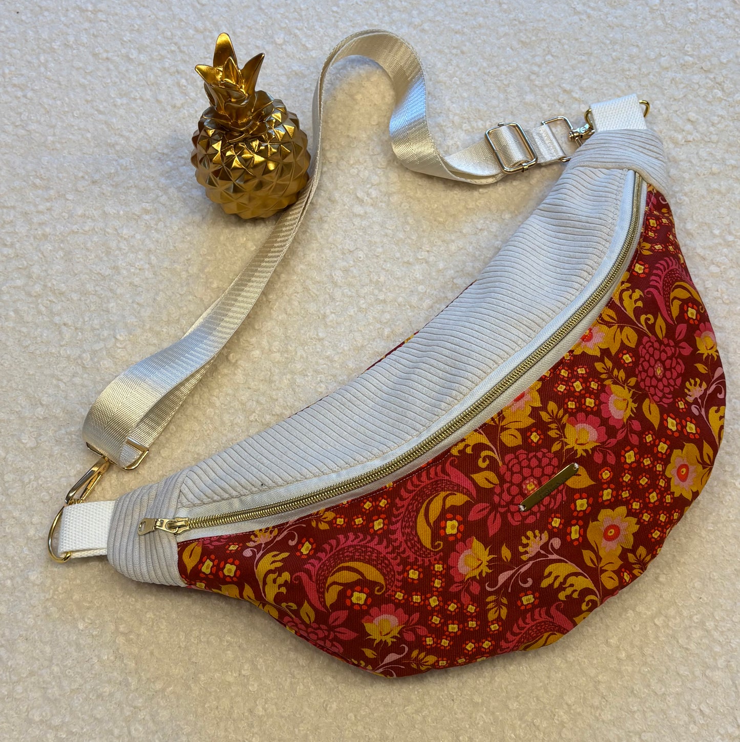Sac banane XXL fleuri rouge orangé capot velour cotelé (fine côte) écru sangle unie écru