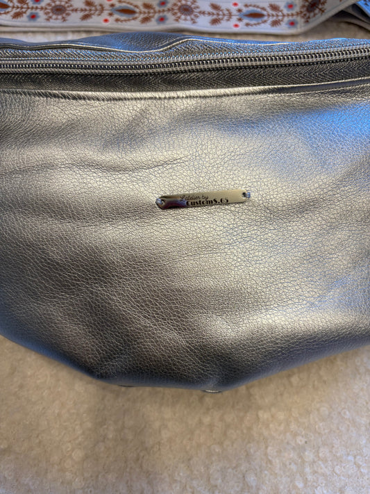 Sac banane XXL simili cuir argenté sangle fleurie blanche