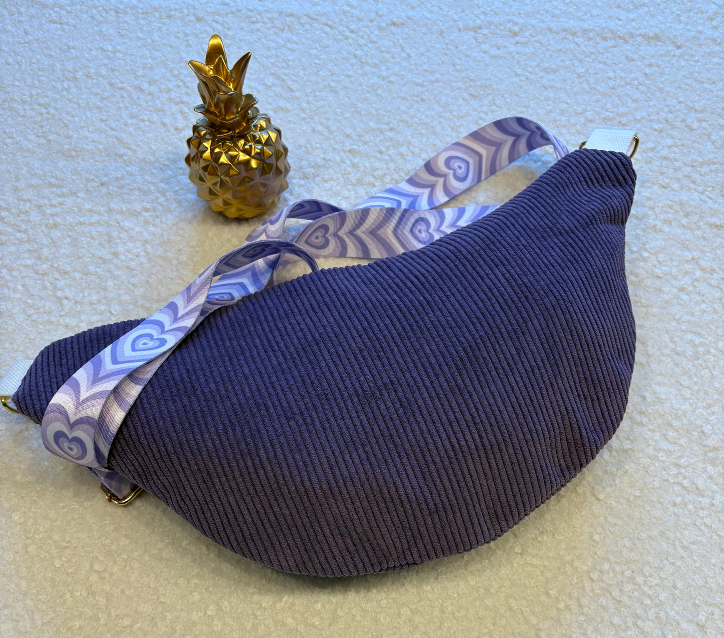 Sac banane XXL velour côtelé (fine côte) violet sangle coeur violette/blanche