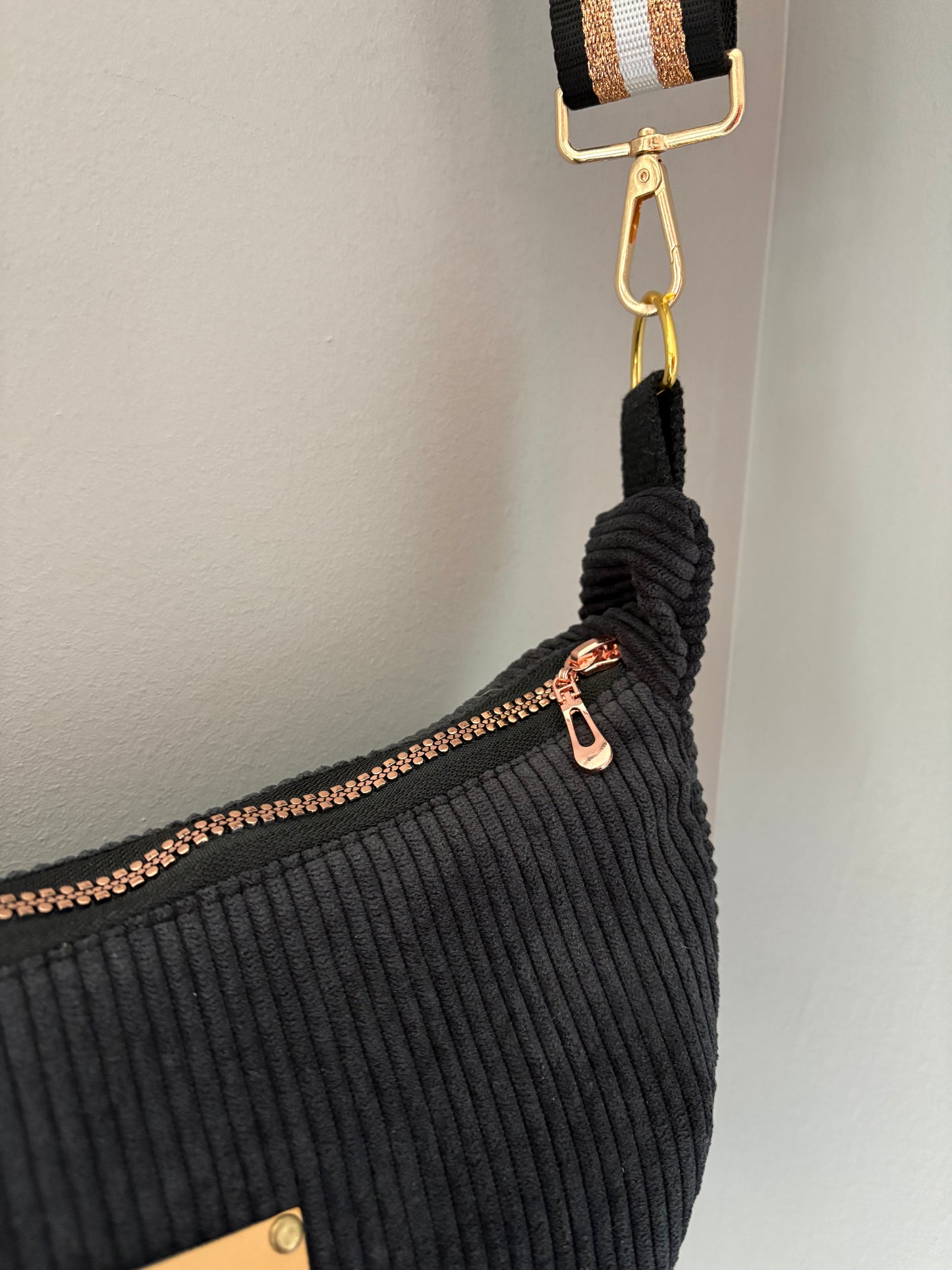 Sac demi-lune velour côtelé noir sangle noire/dorée