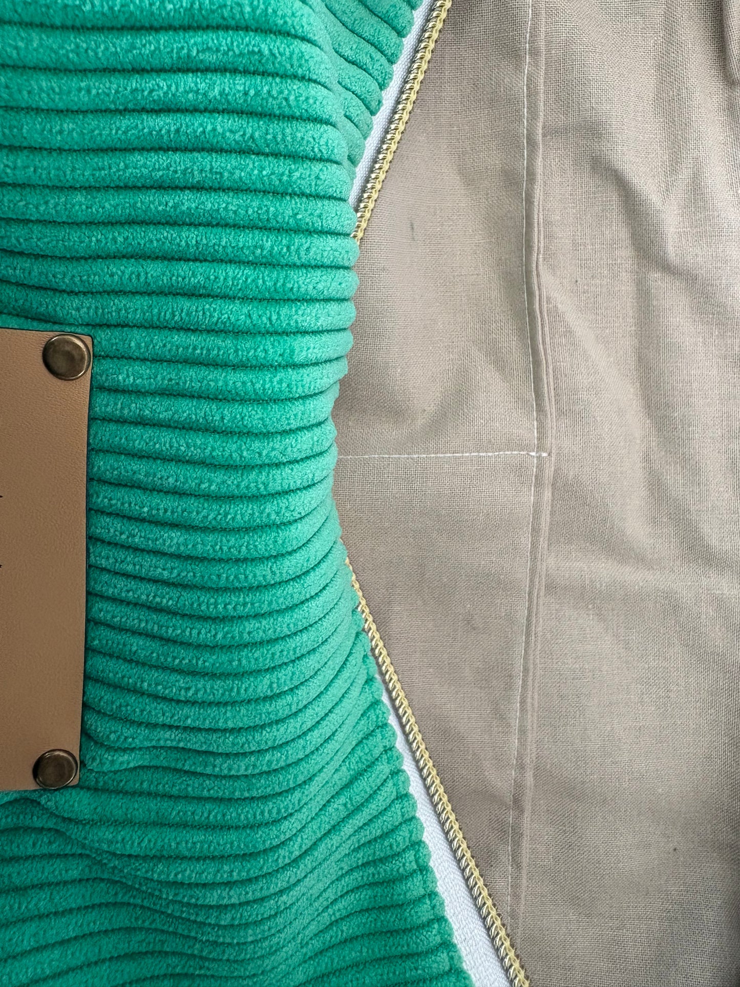 Sac demi-lune velour côtelé vert sangle verte/blanche