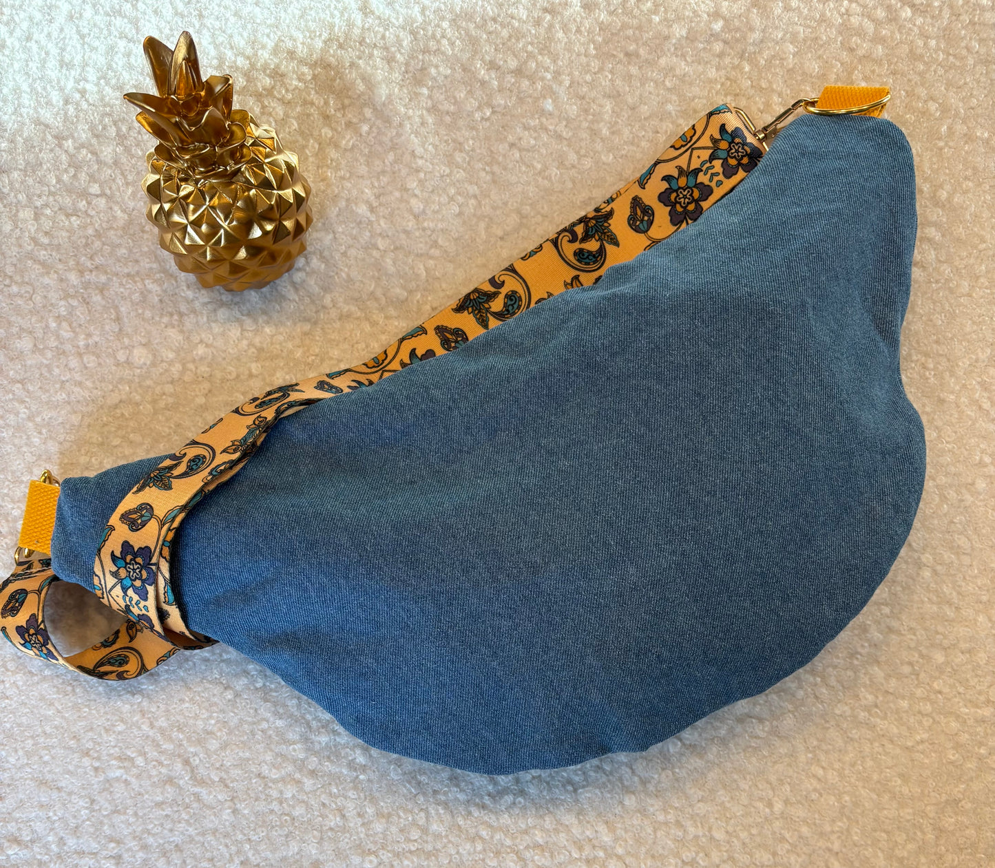 Sac banane XXL jean foncé fermeture jaune sangle fleurie jaune