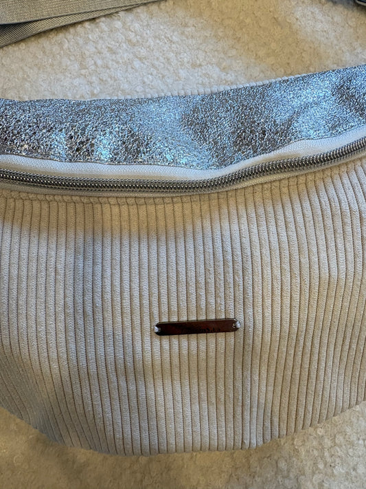 Sac banane XXL velour côtelé (fine côte) écru capot simili cuir argenté sangle unie argentée