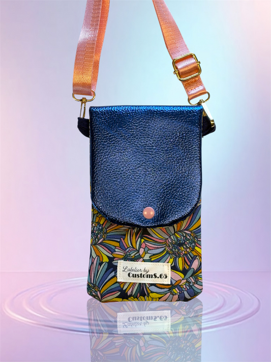 Pochette téléphone rabat pailleté bleu intérieur fleuri sangle tissu rose