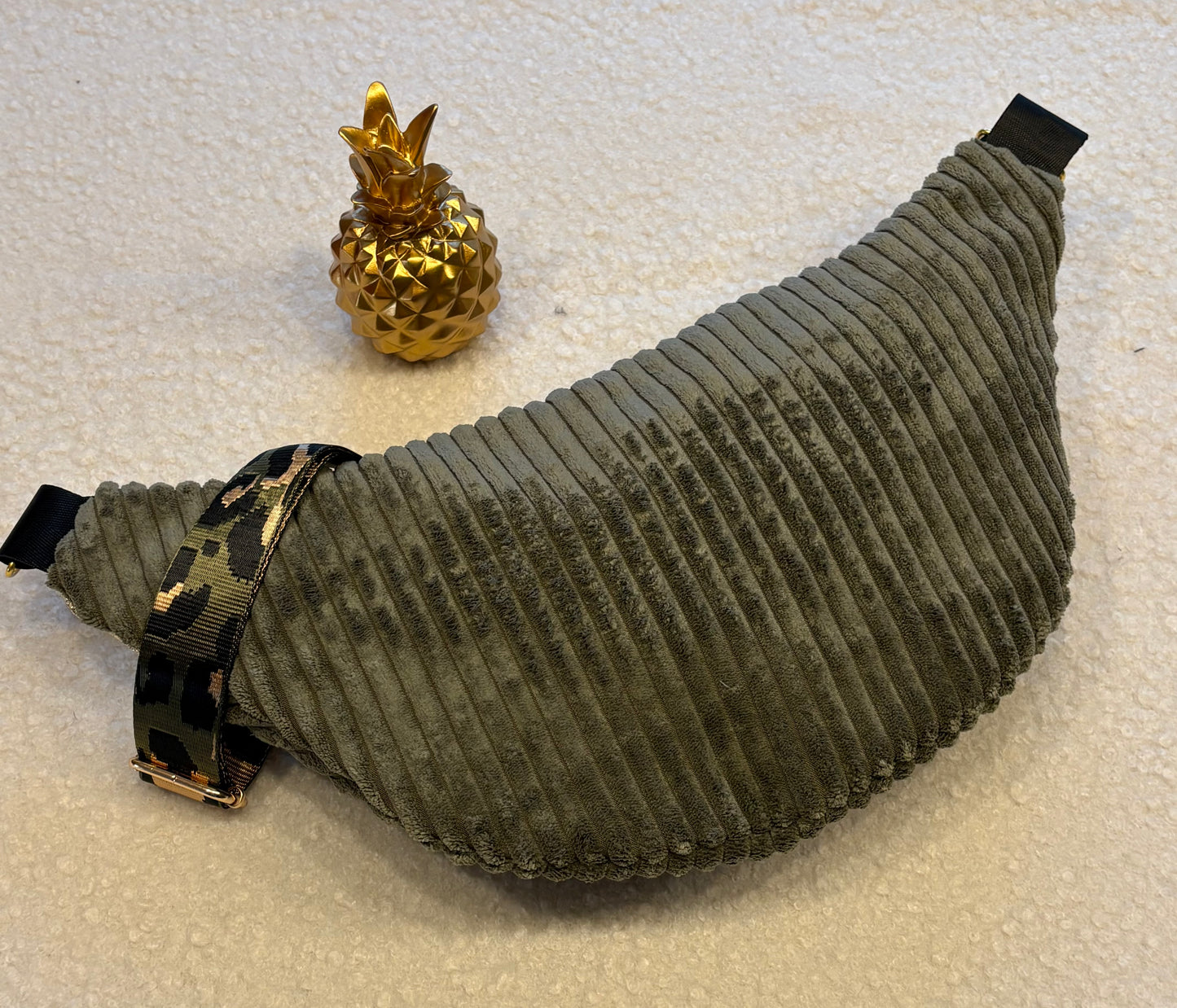 Sac banane XXL velour côtelé (large côte) kaki capot simili cuir doré sangle léaopard kaki/doré