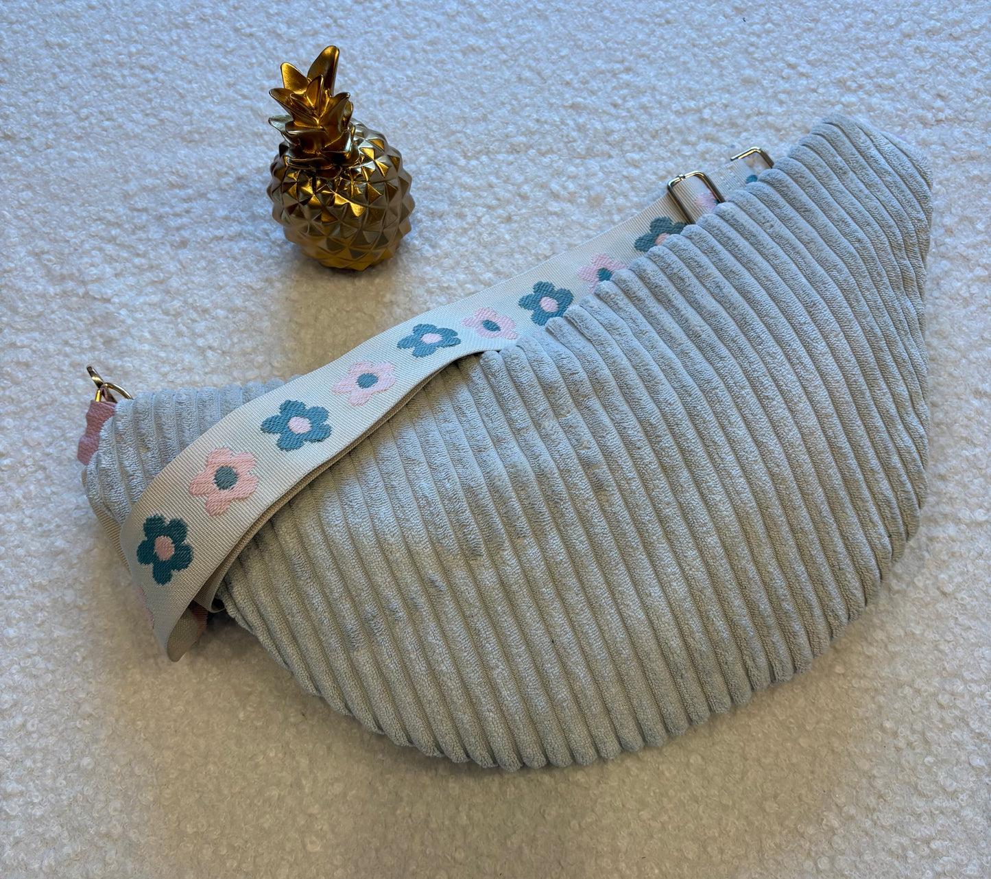 Sac banane XXL velour côtelé (large côte) écru fermeture rose sangle fleurie écru