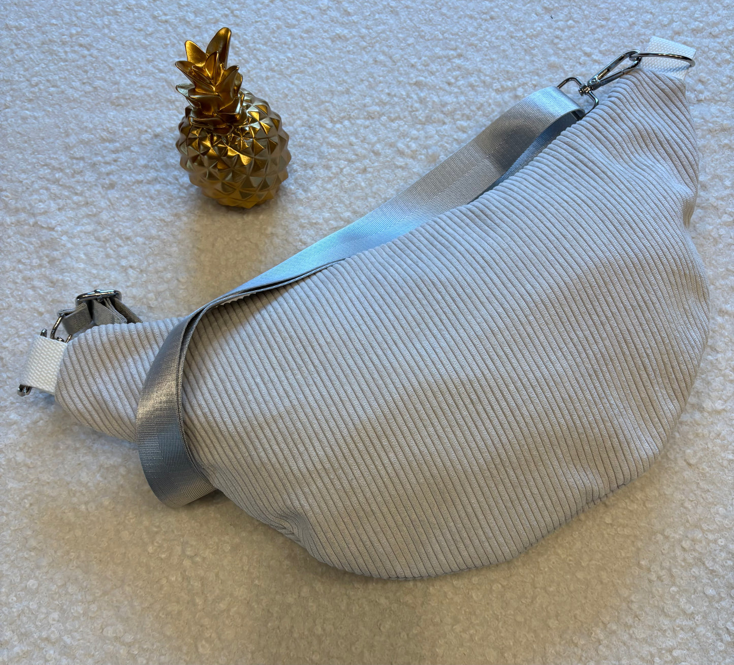 Sac banane XXL velour côtelé (fine côte) écru capot simili cuir argenté sangle unie argentée