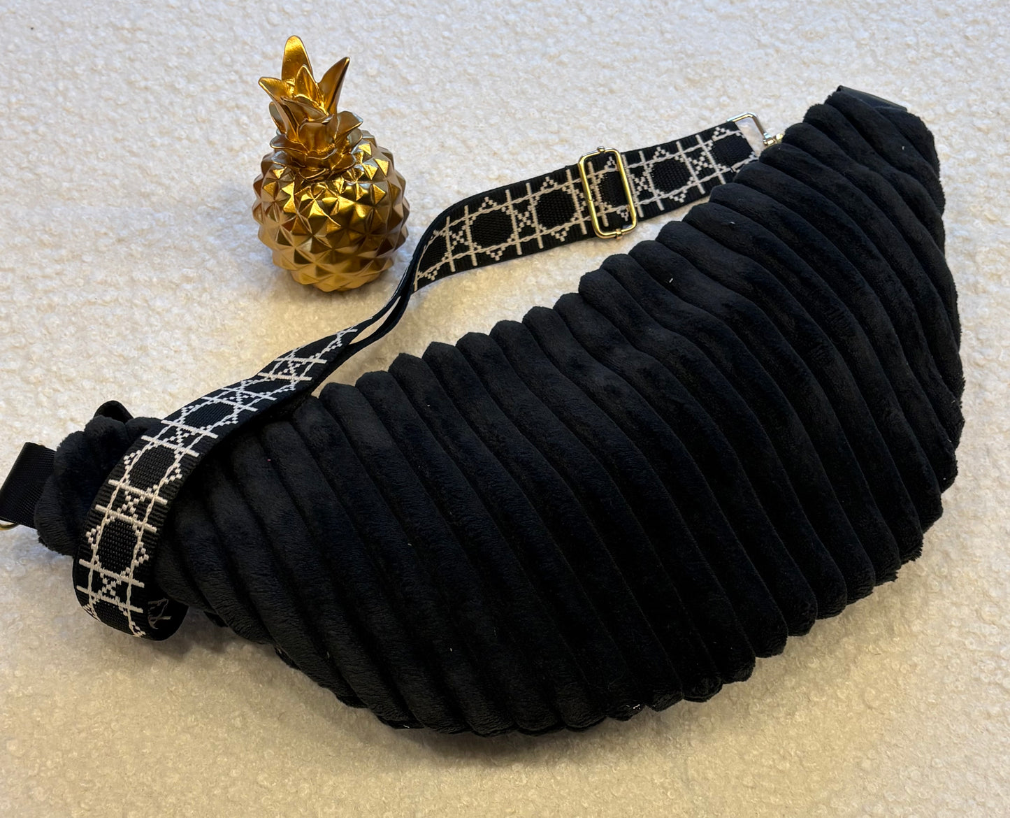 Sac banane XXL velour côtelé (trés large côte) noir sangle géométrique noire/blanche
