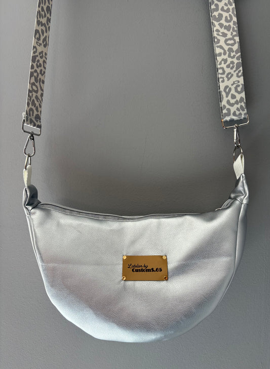 Sac demi-lune simili cuir argenté sangle léopard grise