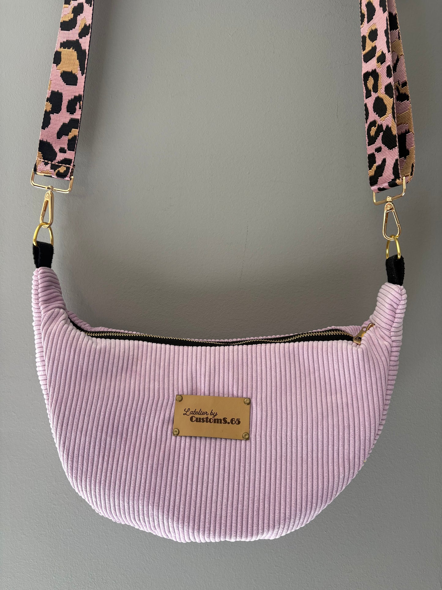 Sac demi-lune velour côtelé rose sangle léopard rose
