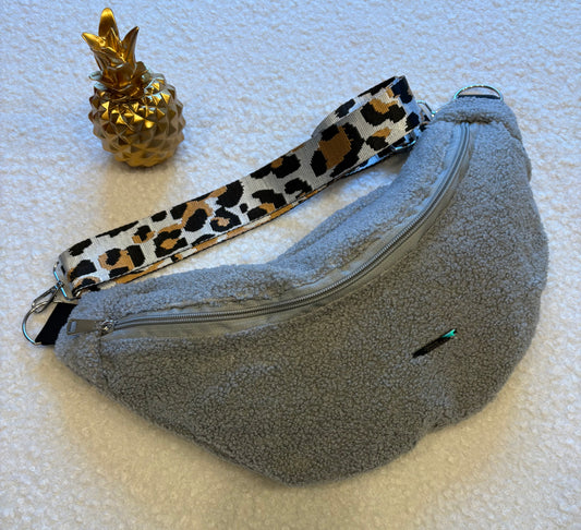 Sac banane XXL moumoute gris sangle léopard argentée