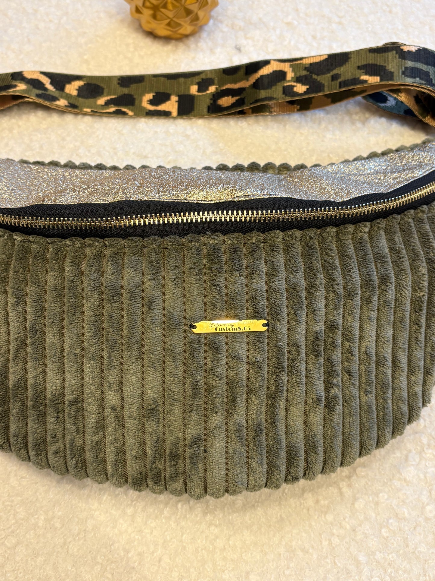 Sac banane XXL velour côtelé (large côte) kaki capot simili cuir doré sangle léaopard kaki/doré