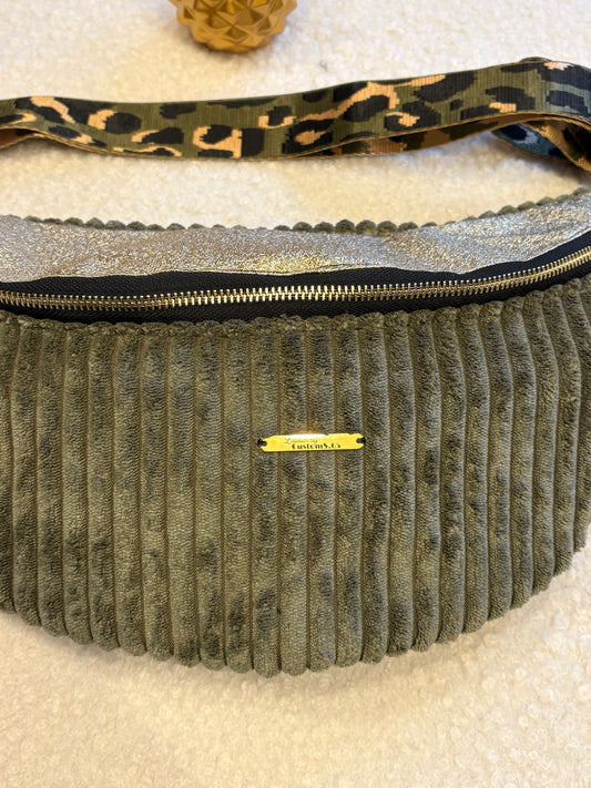 Sac banane XXL velour côtelé (large côte) kaki capot simili cuir doré sangle léaopard kaki/doré
