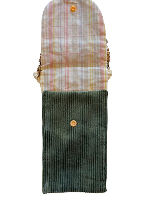 Pochette téléphone rabat beige intérieur velour côtelé vert sangle bijou ambrée