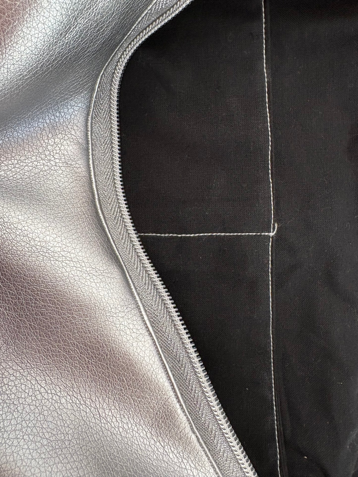Sac demi-lune simili cuir argenté sangle léopard grise