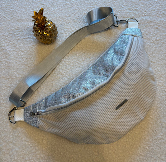 Sac banane XXL velour côtelé (fine côte) écru capot simili cuir argenté sangle unie argentée