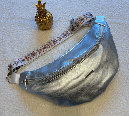 Sac banane XXL simili cuir argenté sangle fleurie blanche
