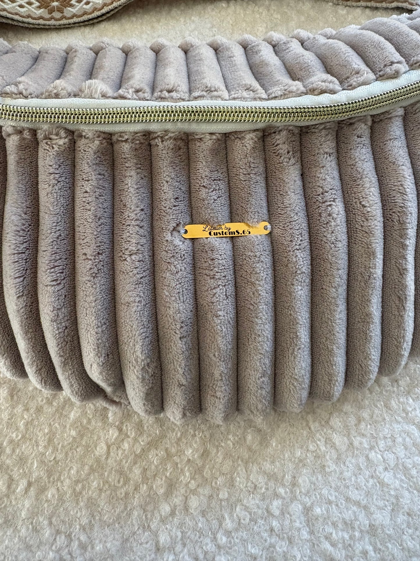 Sac banane XXL velour côtelé (trés large côte) beige sangle géométrique