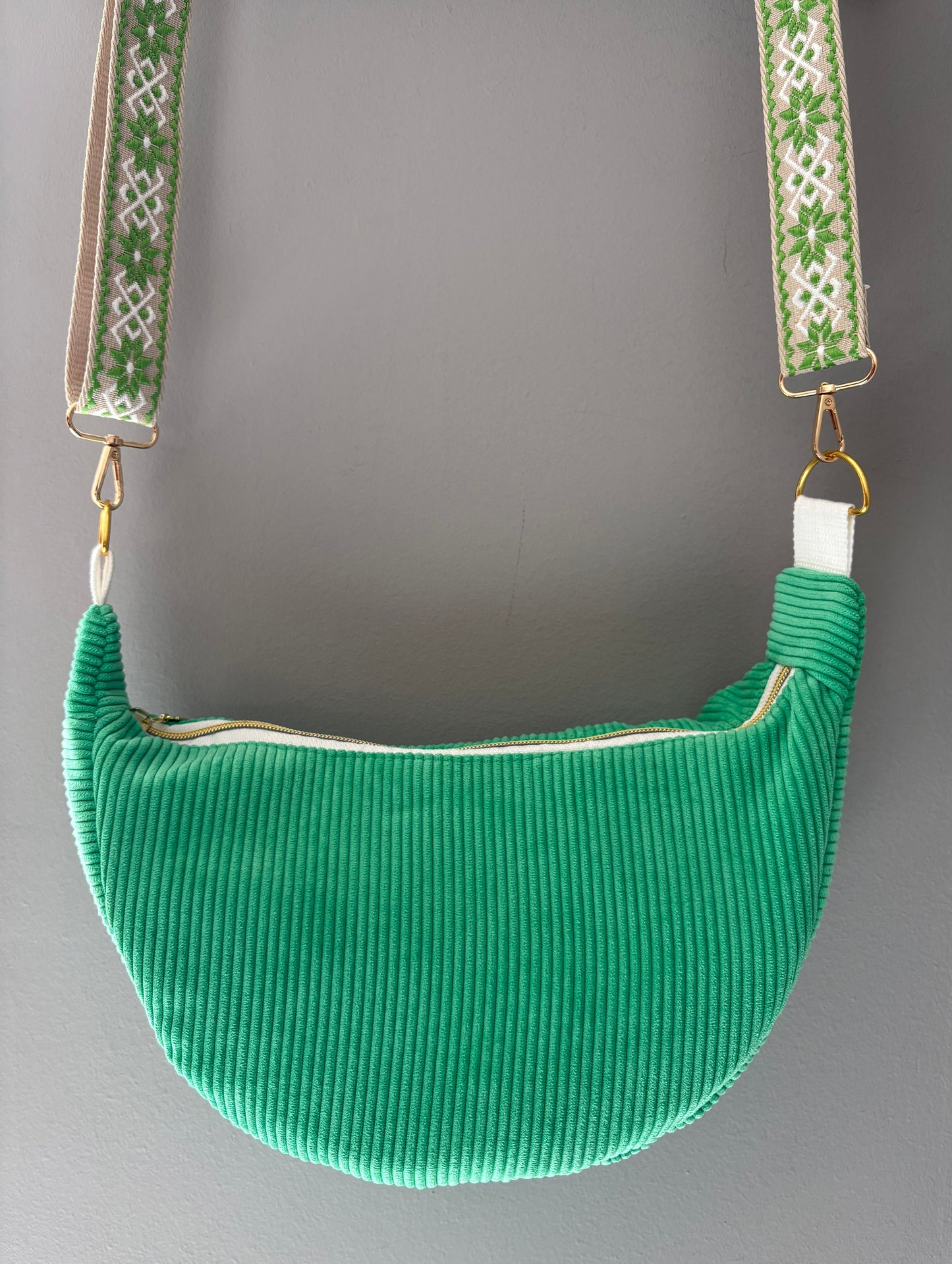 Sac demi-lune velour côtelé vert sangle verte/blanche