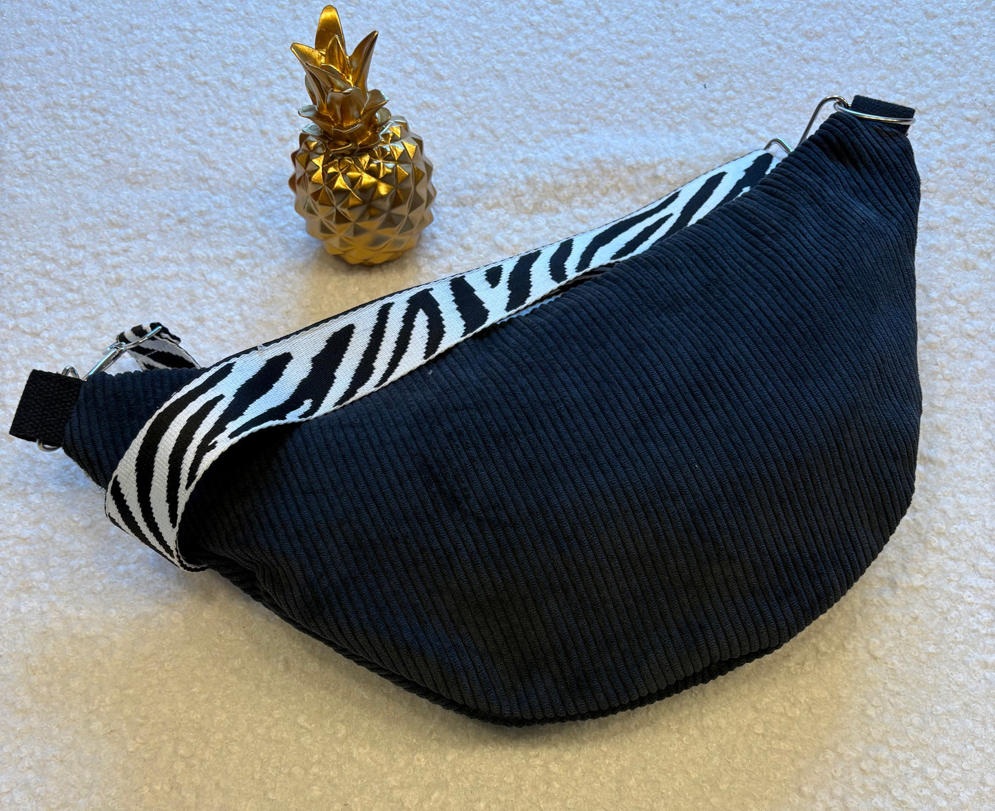 Sac banane XXL velour côtelé (fine côte) noir capot simili cuir argenté sangle zébrée