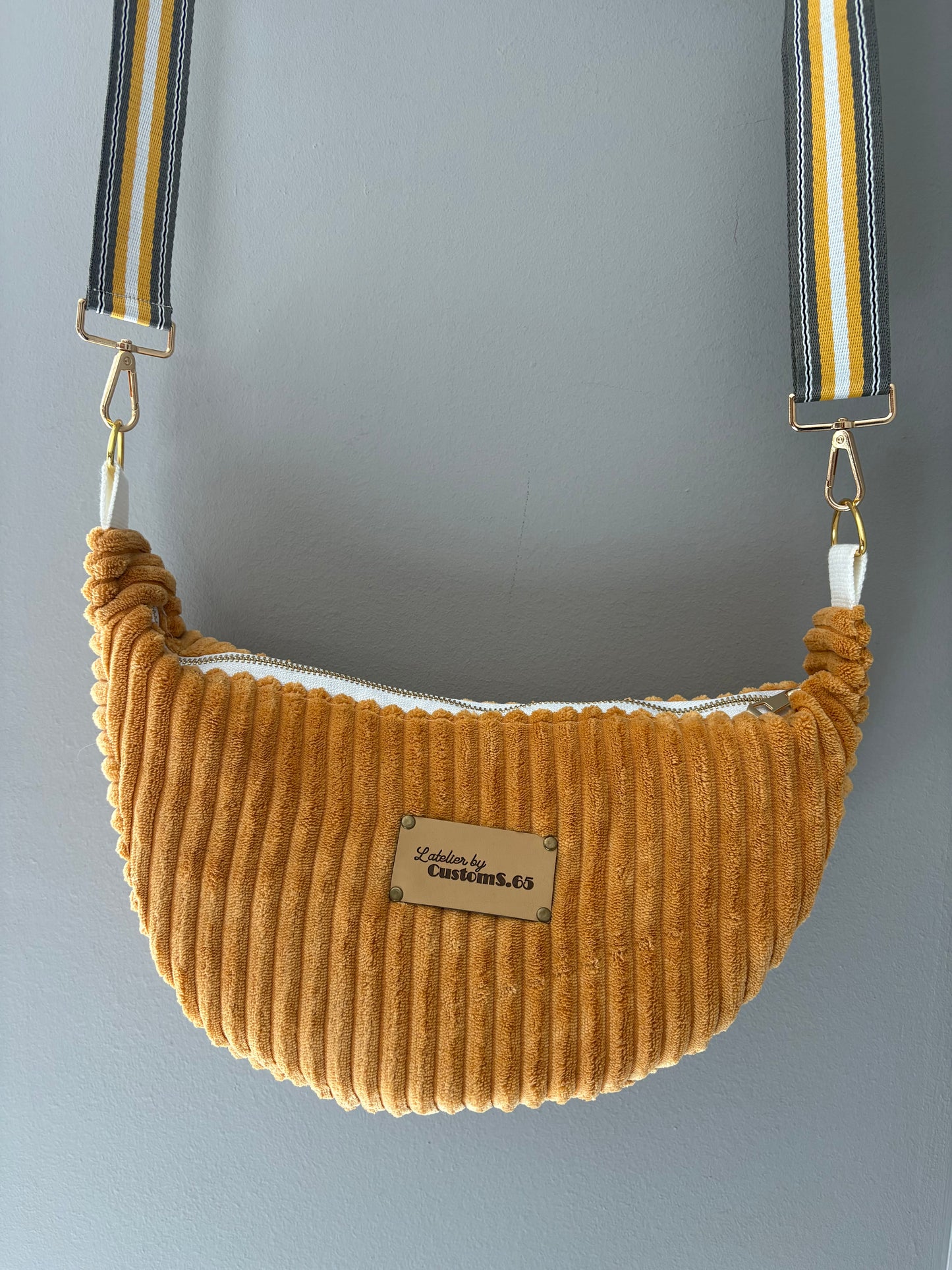 Sac demi-lune velour côtelé moutarde sangle noire et jaune
