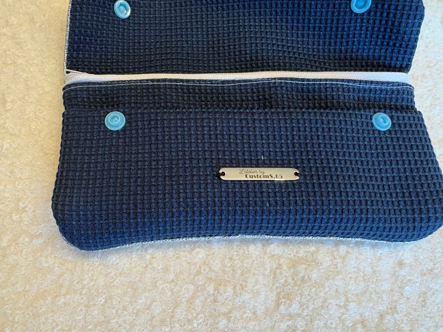 Portefeuille tissu bleu marine rabat simili cuir argenté