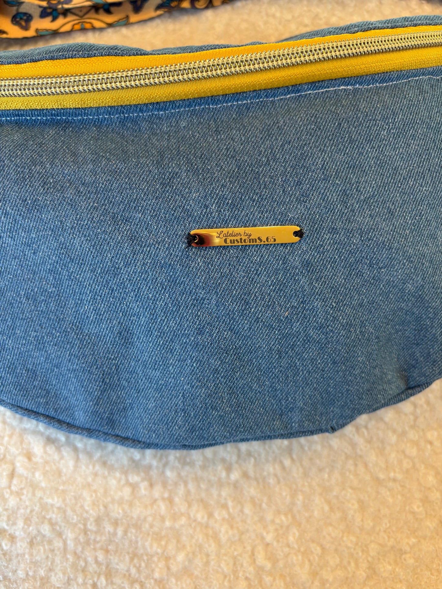 Sac banane XXL jean foncé fermeture jaune sangle fleurie jaune