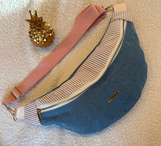 Sac banane XXL jean foncé capot rayé blanc rose pailleté sangle unie rose