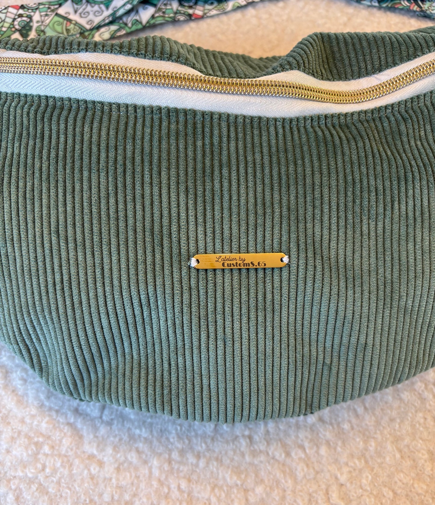 Sac banane XXL velour côtelé (fine côte) vert d'eau sangle verte/blanche