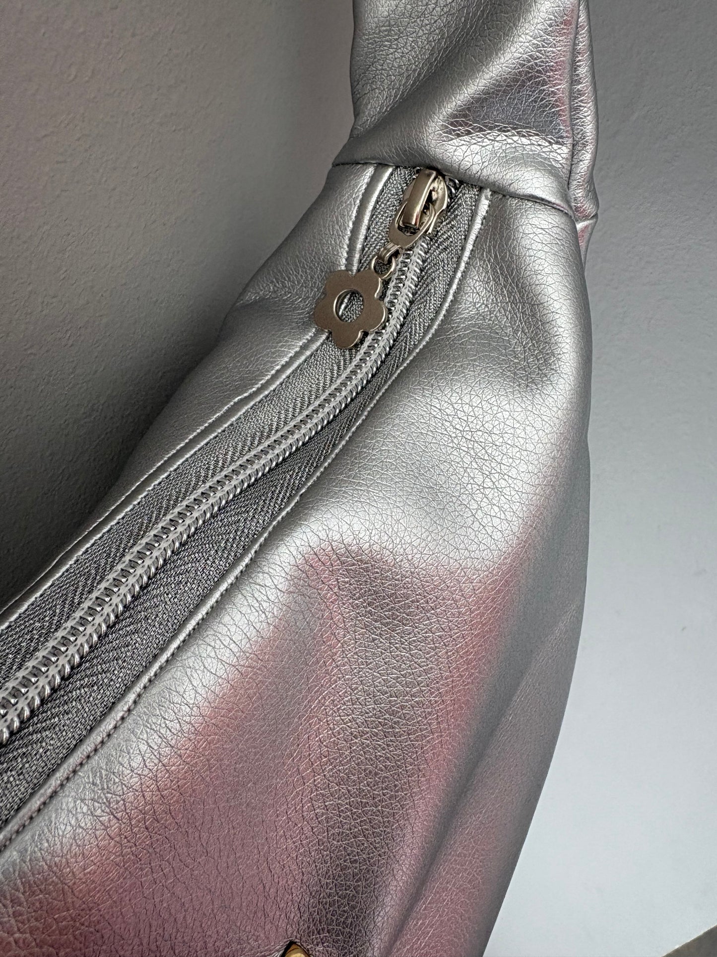 Sac demi-lune simili cuir argenté sangle léopard grise