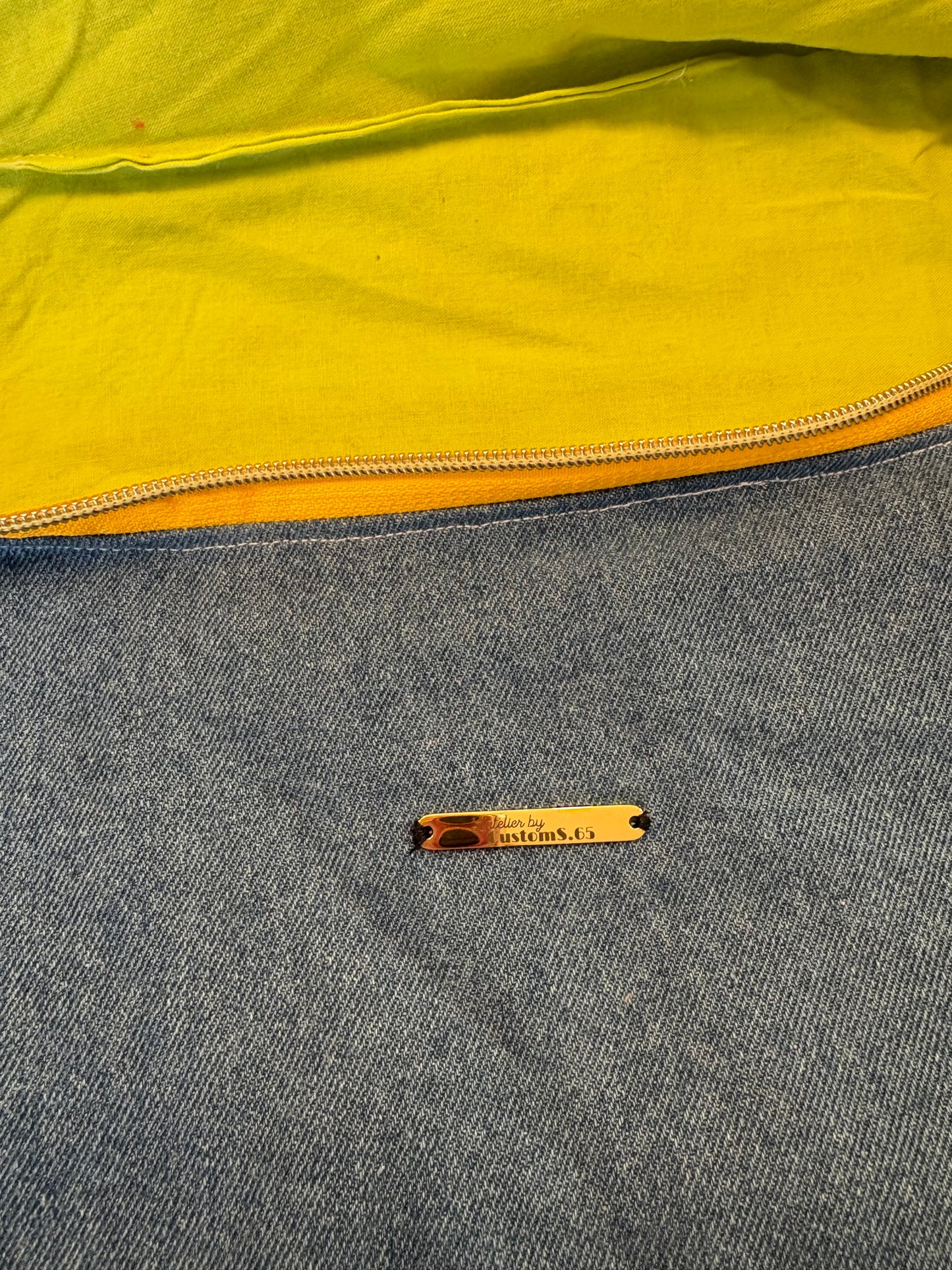 Sac banane XXL jean foncé fermeture jaune sangle fleurie jaune